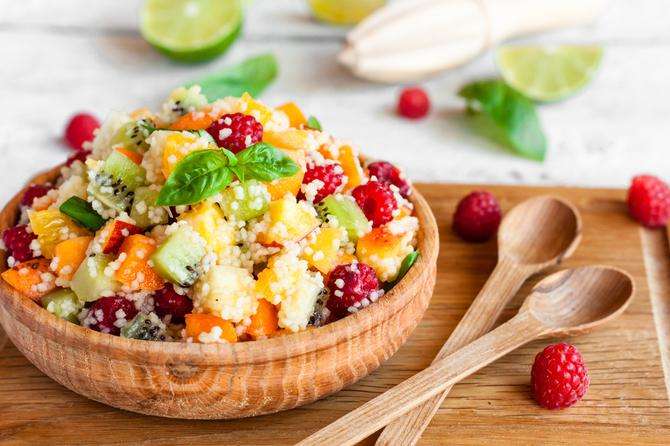 Ensalada de frutas con quinoa