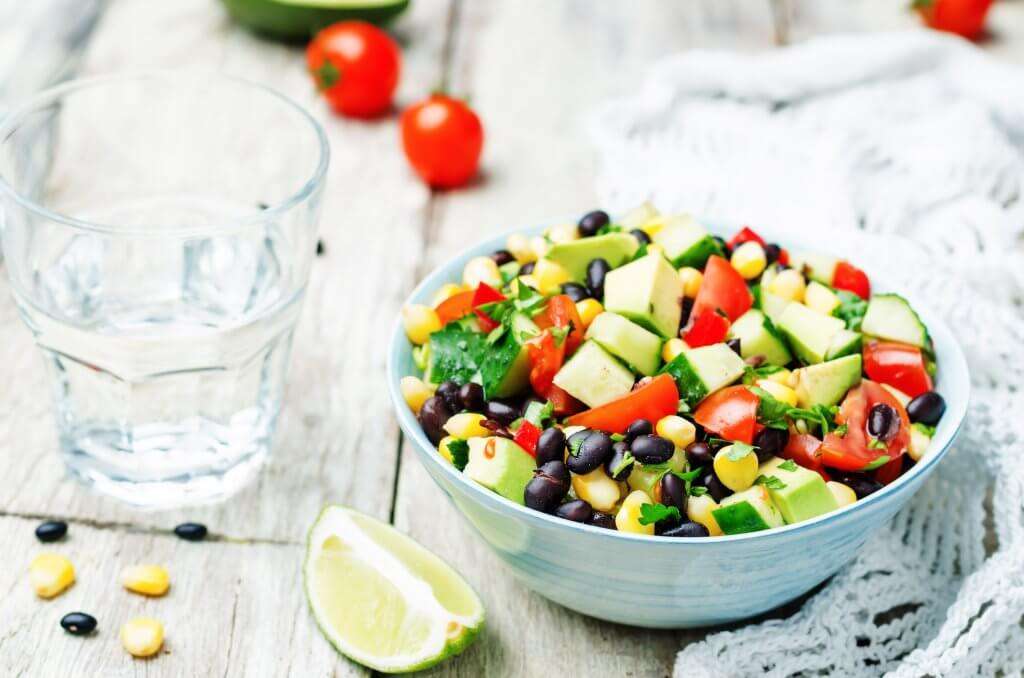 Black beans corn avocado cucumber tomato salad Adelgazar en casa