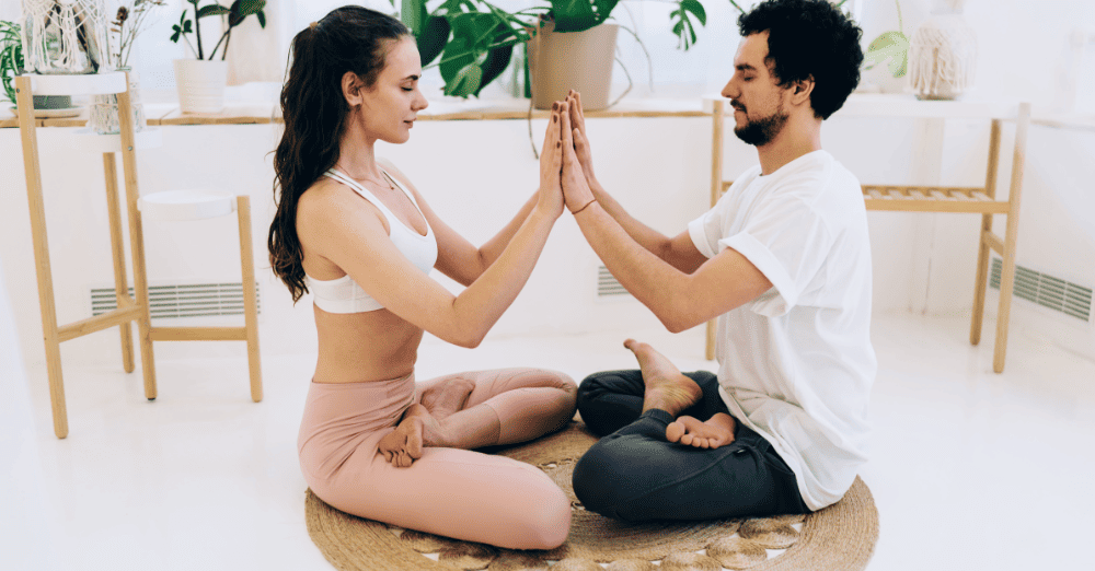 posiciones de yoga en pareja difíciles